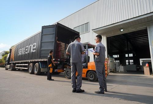 环节,而货运合作商则建立网点并与货运代理商一起提供揽件和派送服务